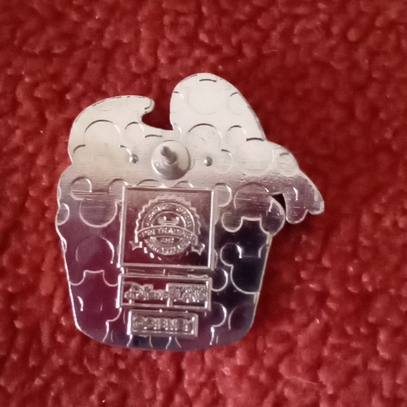 HONG KONG DISNEYLAND DONALD CUPCAKE PIN - Picture 3 of 3